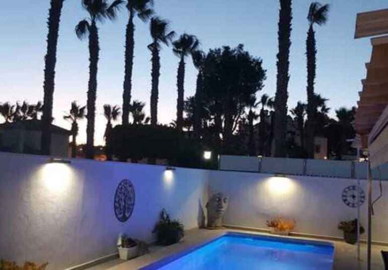 Chalet de 3 habitaciones en Villamartin en venta con piscina - 424.995 € (Ref: 9737830)