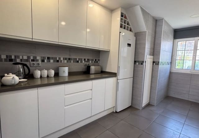 Chalet de 3 habitaciones en Villamartin, Orihuela en venta con piscina - 424.995 € (Ref: 9737830)