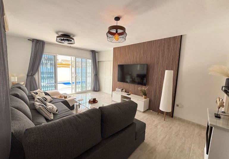 Chalet de 3 habitaciones en Villamartin en venta con piscina - 424.995 € (Ref: 9737830)