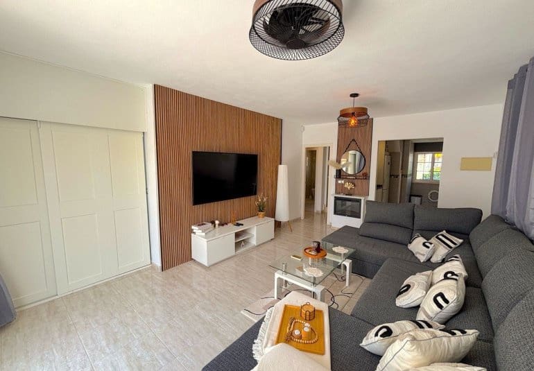 Chalet de 3 habitaciones en Villamartin en venta con piscina - 424.995 € (Ref: 9737830)