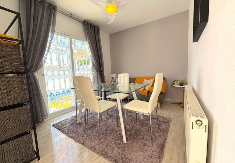 Chalet de 3 habitaciones en Villamartin en venta con piscina - 424.995 € (Ref: 9737830)