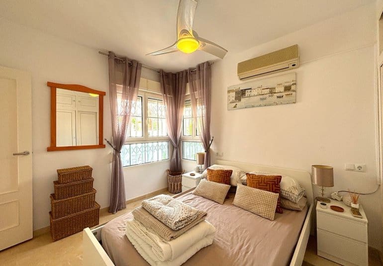 Chalet de 3 habitaciones en Villamartin en venta con piscina - 424.995 € (Ref: 9737830)