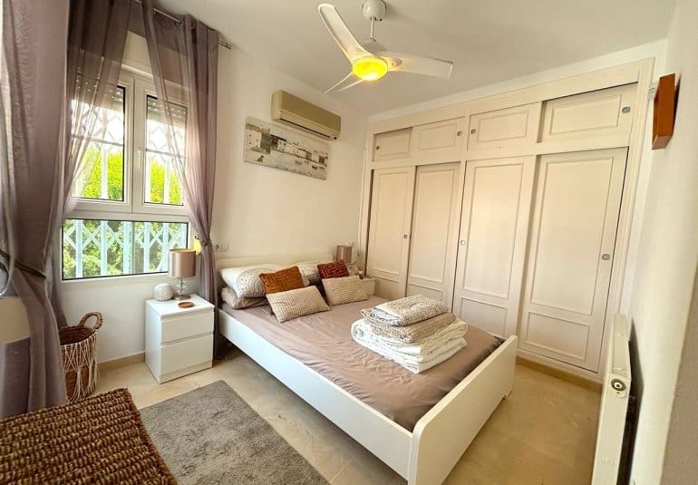 Chalet de 3 habitaciones en Villamartin en venta con piscina - 424.995 € (Ref: 9737830)