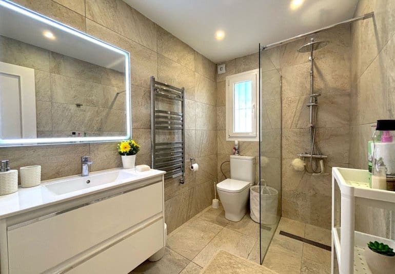 Chalet de 3 habitaciones en Villamartin en venta con piscina - 424.995 € (Ref: 9737830)