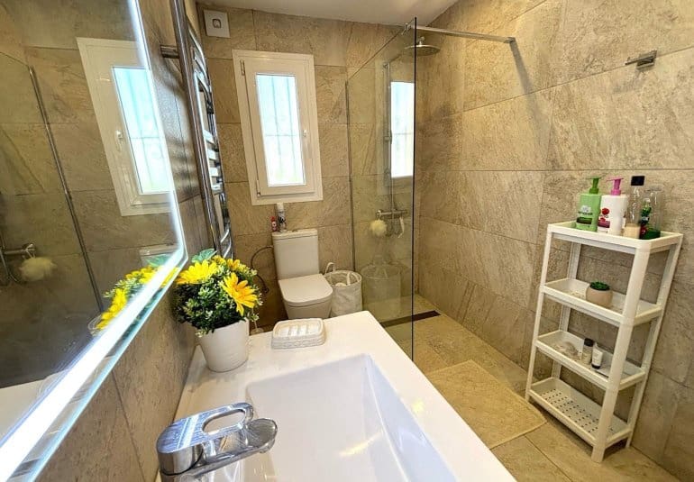 Chalet de 3 habitaciones en Villamartin en venta con piscina - 424.995 € (Ref: 9737830)