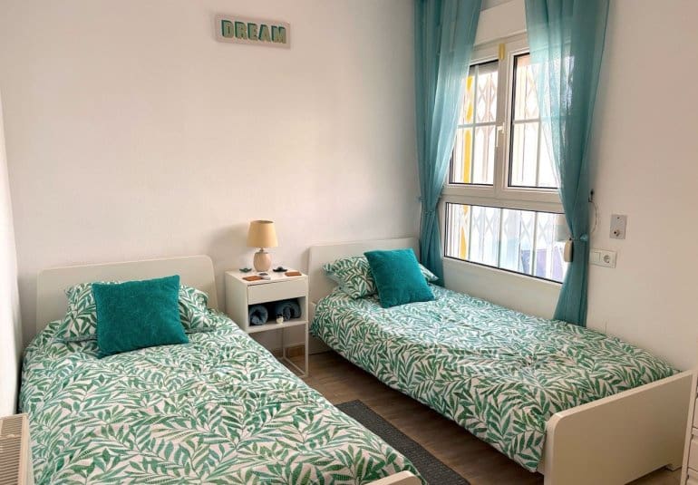 Chalet de 3 habitaciones en Villamartin en venta con piscina - 424.995 € (Ref: 9737830)