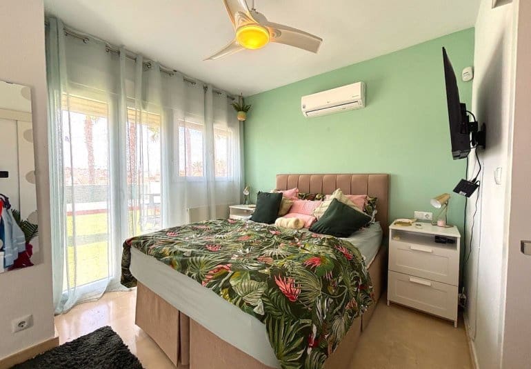 Chalet de 3 habitaciones en Villamartin en venta con piscina - 424.995 € (Ref: 9737830)