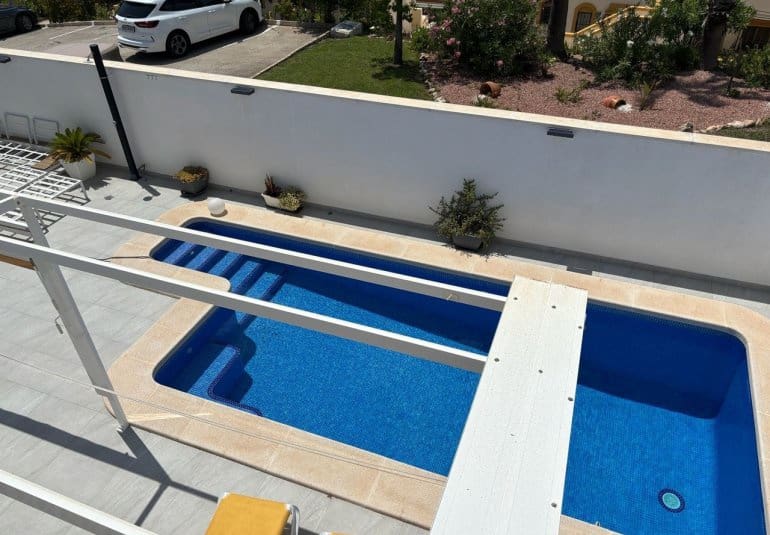 Chalet de 3 habitaciones en Villamartin en venta con piscina - 424.995 € (Ref: 9737830)