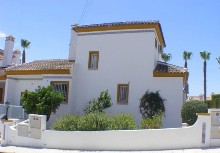 Chalet de 3 habitaciones en Villamartin en venta con piscina - 424.995 € (Ref: 9737830)
