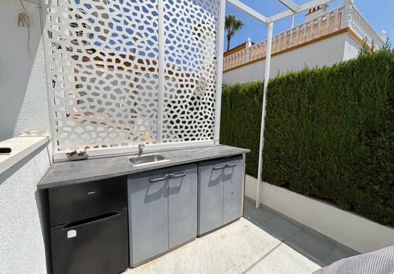 Chalet de 3 habitaciones en Villamartin en venta con piscina - 424.995 € (Ref: 9737830)