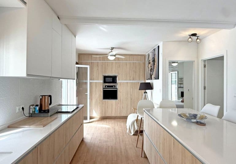 Chalet de 2 habitaciones en Villamartin en venta con piscina - 414.900 € (Ref: 9737832)