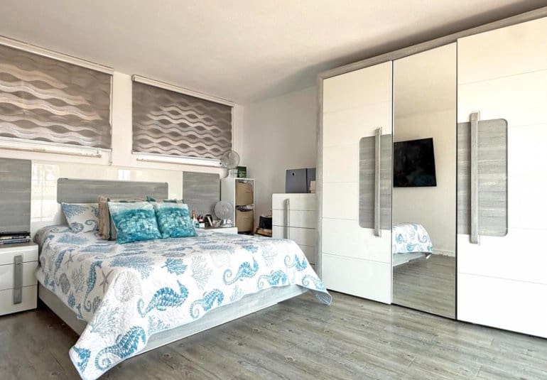 Chalet de 2 habitaciones en Villamartin en venta con piscina - 414.900 € (Ref: 9737832)