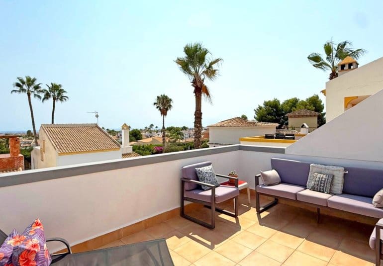 Chalet de 2 habitaciones en Villamartin en venta con piscina - 414.900 € (Ref: 9737832)