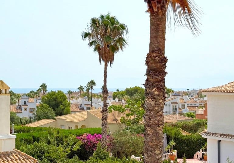 Chalet de 2 habitaciones en Villamartin en venta con piscina - 414.900 € (Ref: 9737832)