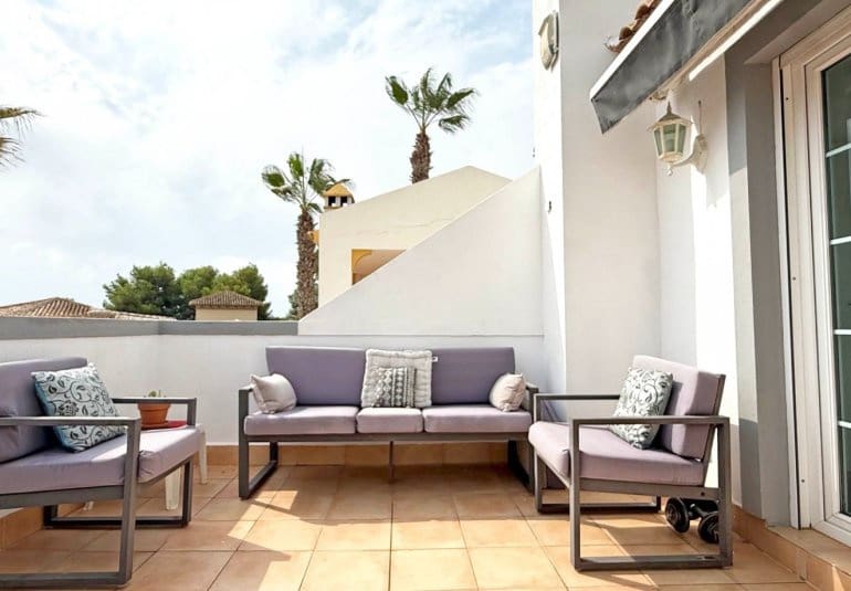 Chalet de 2 habitaciones en Villamartin en venta con piscina - 414.900 € (Ref: 9737832)