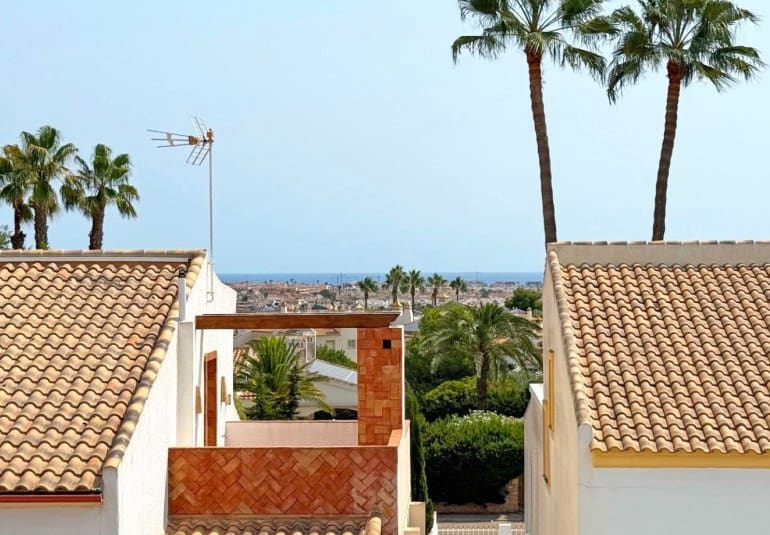 Chalet de 2 habitaciones en Villamartin en venta con piscina - 414.900 € (Ref: 9737832)