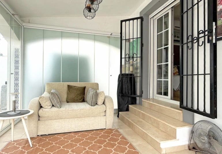 Chalet de 2 habitaciones en Villamartin en venta con piscina - 414.900 € (Ref: 9737832)