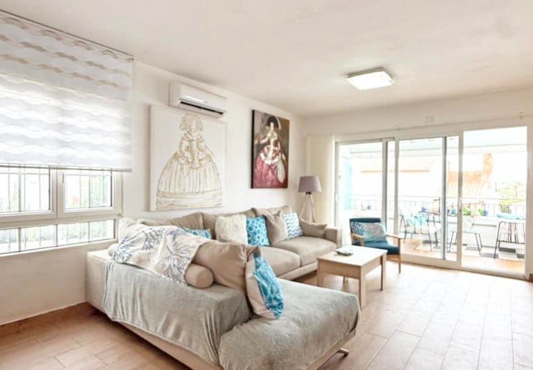 Chalet de 2 habitaciones en Villamartin en venta con piscina - 414.900 € (Ref: 9737832)