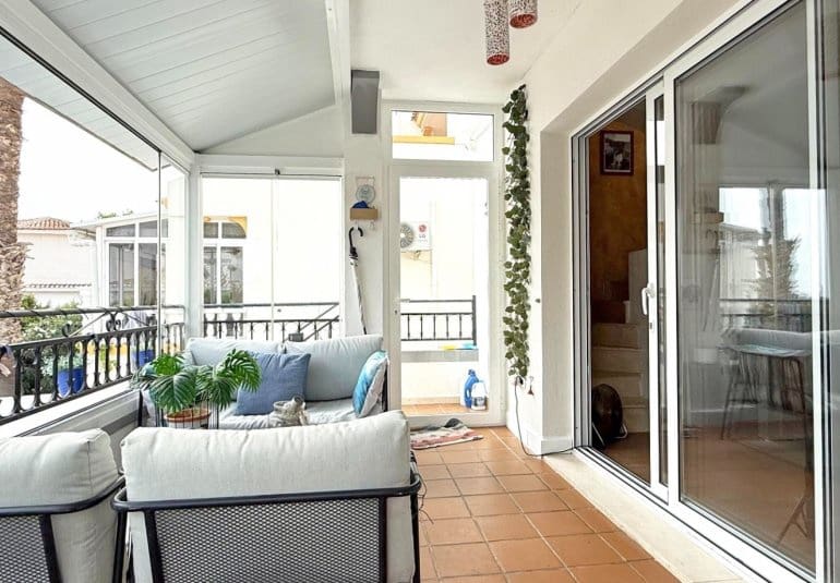 Chalet de 2 habitaciones en Villamartin en venta con piscina - 414.900 € (Ref: 9737832)