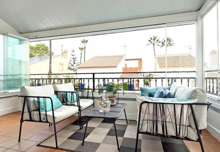 Chalet de 2 habitaciones en Villamartin en venta con piscina - 414.900 € (Ref: 9737832)