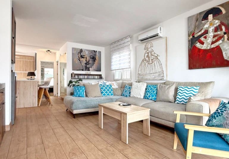 Chalet de 2 habitaciones en Villamartin en venta con piscina - 414.900 € (Ref: 9737832)