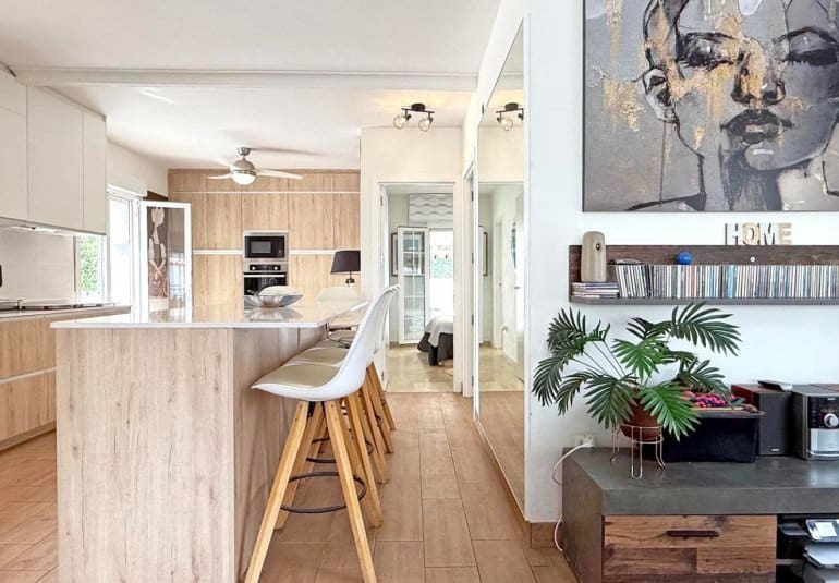 Chalet de 2 habitaciones en Villamartin en venta con piscina - 414.900 € (Ref: 9737832)