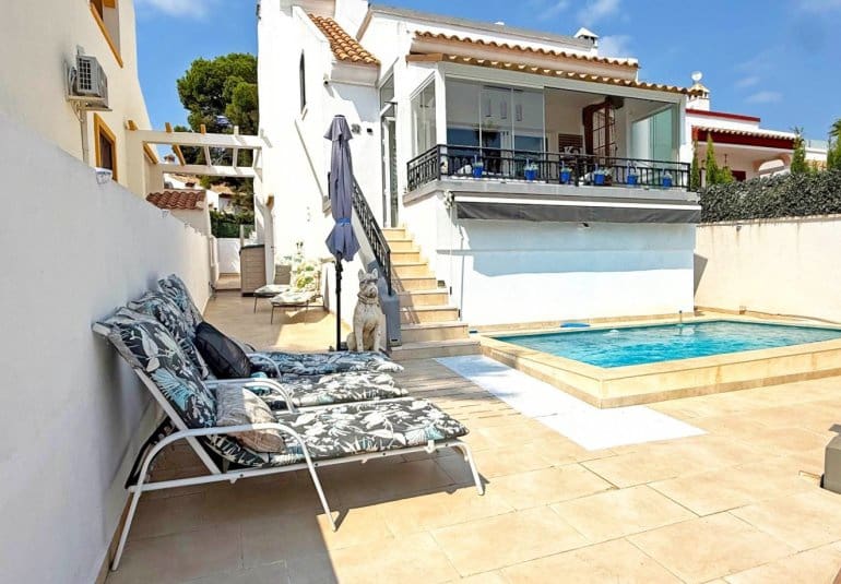 Chalet de 2 habitaciones en Villamartin en venta con piscina - 414.900 € (Ref: 9737832)