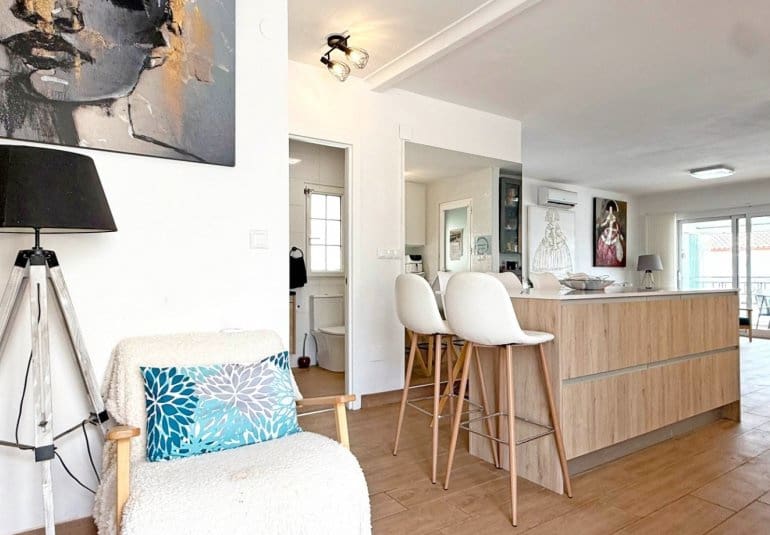 Chalet de 2 habitaciones en Villamartin en venta con piscina - 414.900 € (Ref: 9737832)