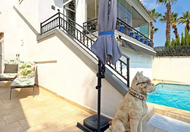 Chalet de 2 habitaciones en Villamartin en venta con piscina - 414.900 € (Ref: 9737832)