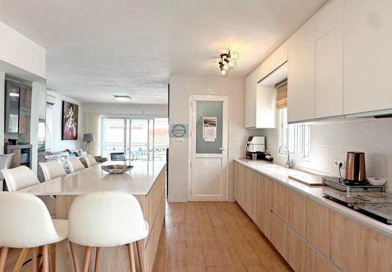 Chalet de 2 habitaciones en Villamartin en venta con piscina - 414.900 € (Ref: 9737832)