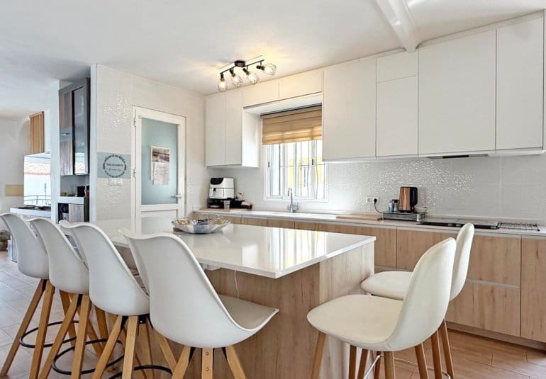 Chalet de 2 habitaciones en Villamartin en venta con piscina - 414.900 € (Ref: 9737832)