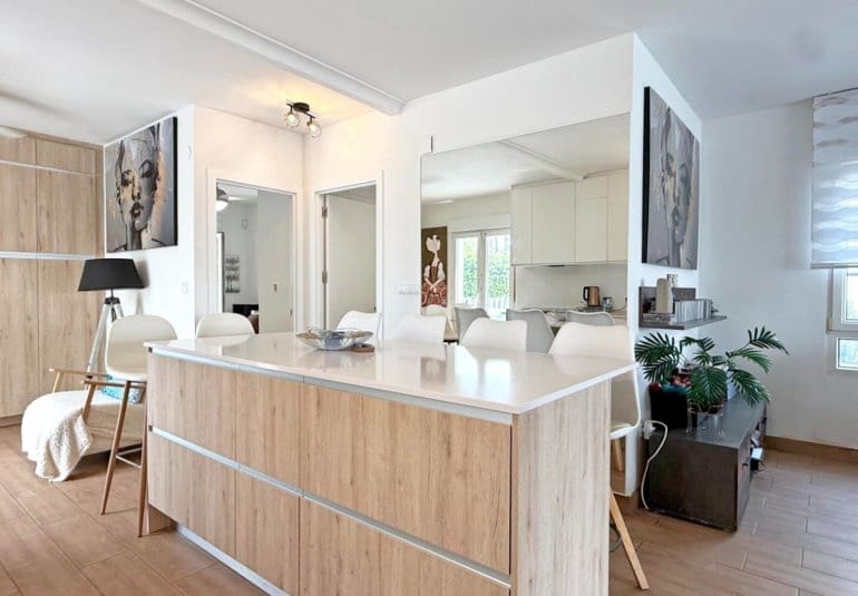 Chalet de 2 habitaciones en Villamartin en venta con piscina - 414.900 € (Ref: 9737832)