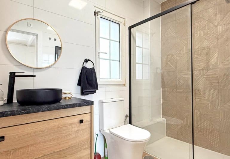 Chalet de 2 habitaciones en Villamartin en venta con piscina - 414.900 € (Ref: 9737832)