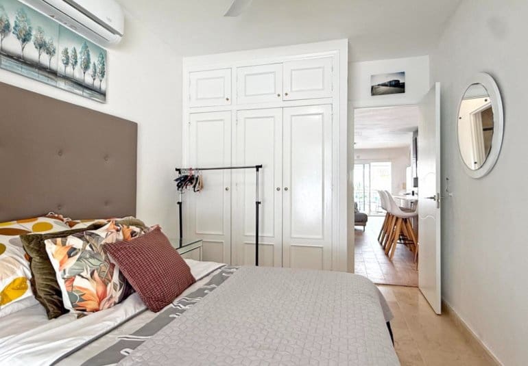 Chalet de 2 habitaciones en Villamartin en venta con piscina - 414.900 € (Ref: 9737832)