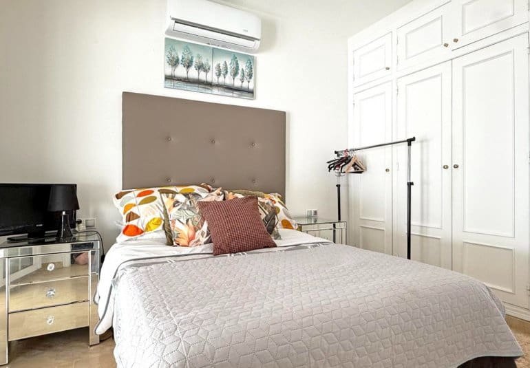 Chalet de 2 habitaciones en Villamartin en venta con piscina - 414.900 € (Ref: 9737832)