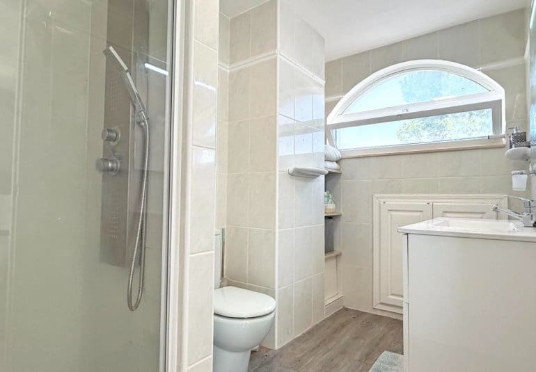 Chalet de 2 habitaciones en Villamartin en venta con piscina - 414.900 € (Ref: 9737832)