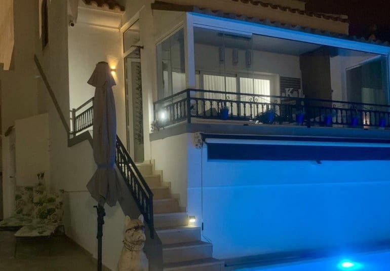 Chalet de 2 habitaciones en Villamartin en venta con piscina - 414.900 € (Ref: 9737832)