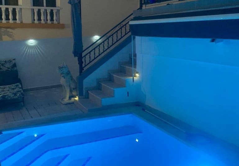 Chalet de 2 habitaciones en Villamartin en venta con piscina - 414.900 € (Ref: 9737832)