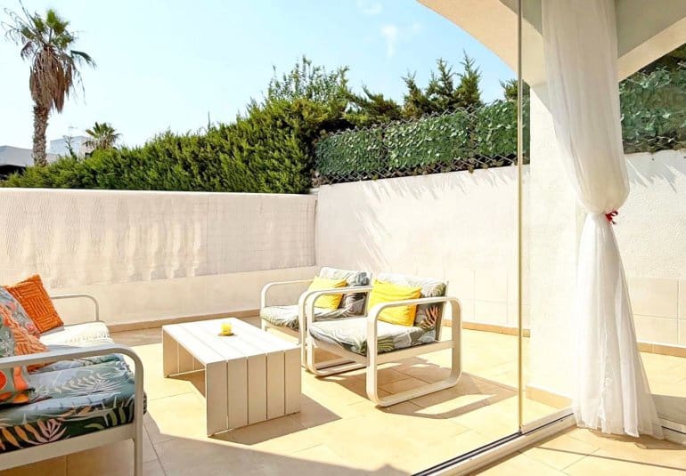 Chalet de 2 habitaciones en Villamartin en venta con piscina - 414.900 € (Ref: 9737832)