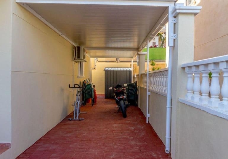 Chalet de 3 habitaciones en Villamartin en venta con piscina - 295.000 € (Ref: 9737833)