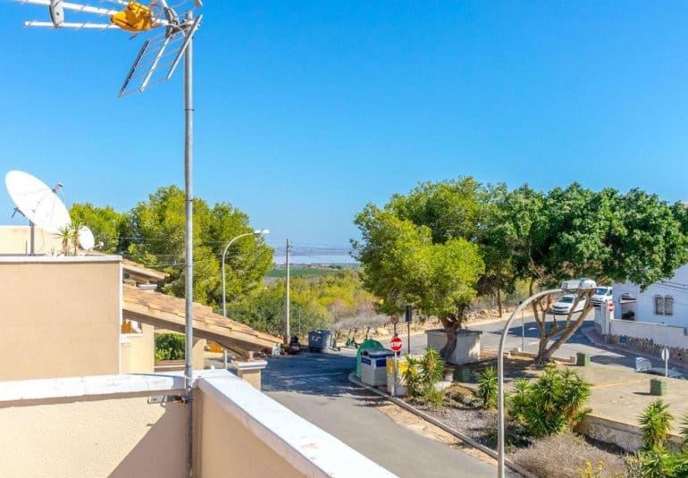 Chalet de 3 habitaciones en Villamartin en venta con piscina - 295.000 € (Ref: 9737833)