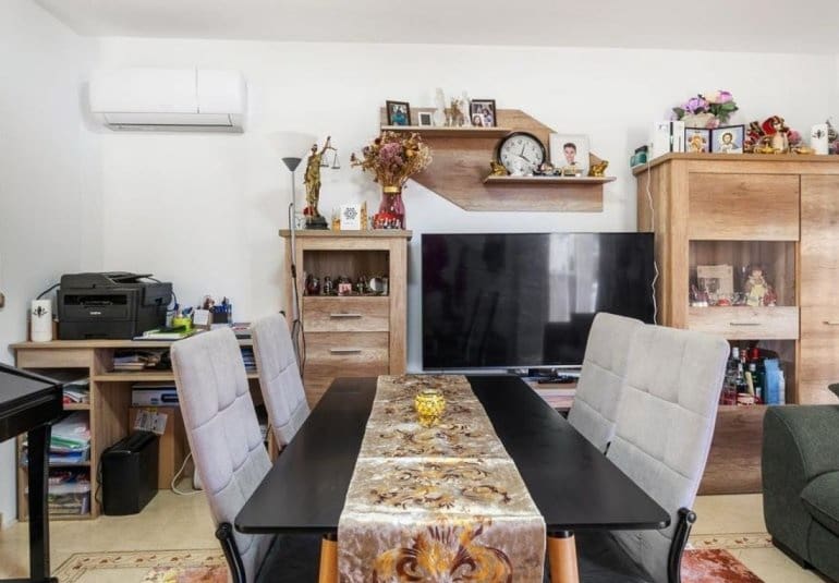 Chalet de 3 habitaciones en Villamartin en venta con piscina - 295.000 € (Ref: 9737833)