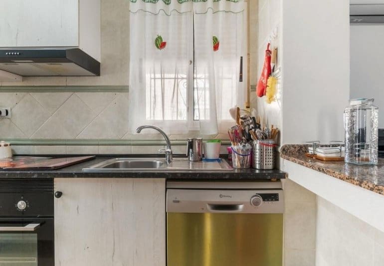 Chalet de 3 habitaciones en Villamartin en venta con piscina - 295.000 € (Ref: 9737833)