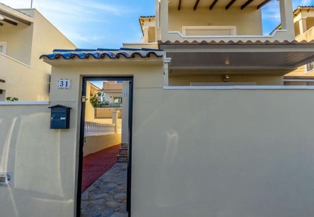 Chalet de 3 habitaciones en Villamartin, Orihuela en venta con piscina - 295.000 € (Ref: 9737833)