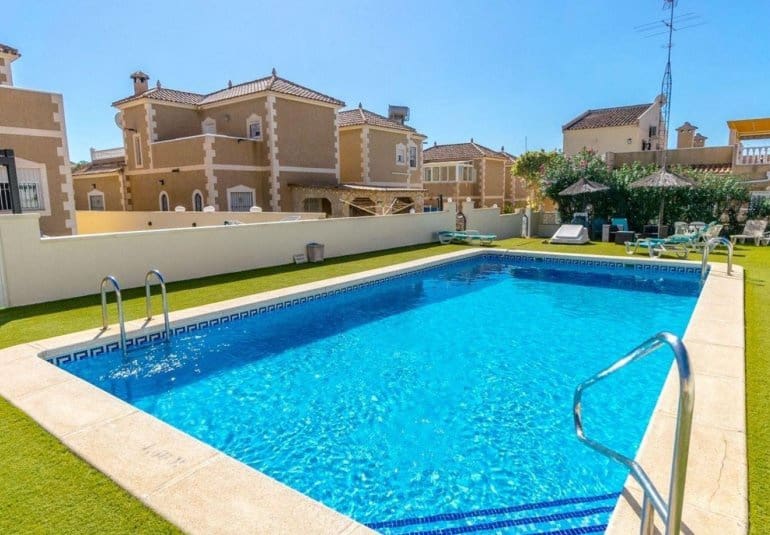 Chalet de 3 habitaciones en Villamartin en venta con piscina - 295.000 € (Ref: 9737833)