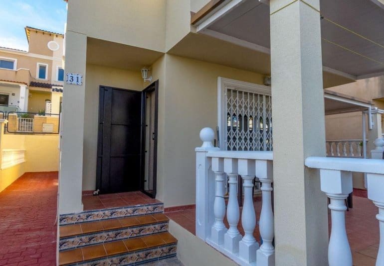 Chalet de 3 habitaciones en Villamartin en venta con piscina - 295.000 € (Ref: 9737833)