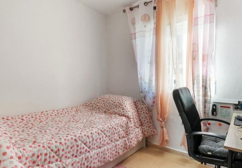 Chalet de 3 habitaciones en Villamartin en venta con piscina - 295.000 € (Ref: 9737833)