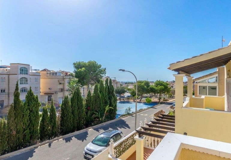 Chalet de 3 habitaciones en Villamartin en venta con piscina - 295.000 € (Ref: 9737833)