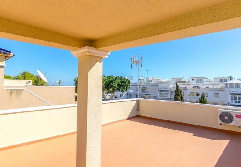 Chalet de 3 habitaciones en Villamartin en venta con piscina - 295.000 € (Ref: 9737833)