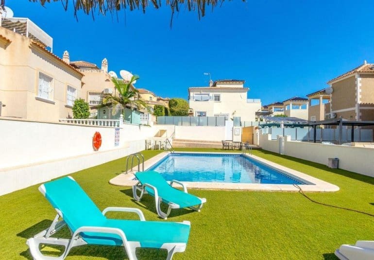 Chalet de 3 habitaciones en Villamartin en venta con piscina - 295.000 € (Ref: 9737833)